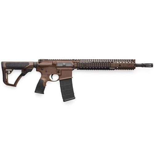 Il Daniel Defense M4A1 Mil Spec+ 5.56 Pinned 14.5" Carbine Gas offre prestazioni elevate, affidabilità e precisione, perfetto per ogni appassionato di tiro.