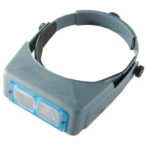 L'OPTIVISOR No. 7 offre una lente in vetro ottico 2.75X, testa regolabile, comfort in pelle e si adatta sopra gli occhiali per una visione chiara e confortevole.