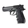 Le impugnature HOGUE per Beretta 92 offrono un design ergonomico in gomma e legno, assorbendo il rinculo e migliorando il controllo grazie ai modelli con scanalature.