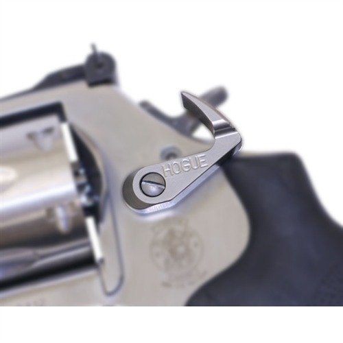 Il S&W Revolver Extended Cylinder Release Latch di HOGUE consente ricariche rapide senza riposizionare la mano, migliorando la leva e il controllo durante la competizione.