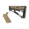 Il kit Hogue include un'impugnatura in gomma con scanalature per le dita e un calciolo pieghevole, offrendo comfort, stabilità e montaggio versatile per fucili tattici.