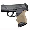 Le manopole Beavertail Grip Sleeve di HOGUE offrono una presa sicura, comfort durante il rinculo e una vestibilità perfetta per pistole in polimero come la SIG P365.