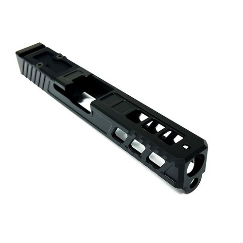 Il MARKSMAN V4 Slide per Glock G17 è realizzato in acciaio inox 17-4, compatibile con ottiche Trijicon RMR e Holosun 507, con finitura QPQ Nitride per resistenza.