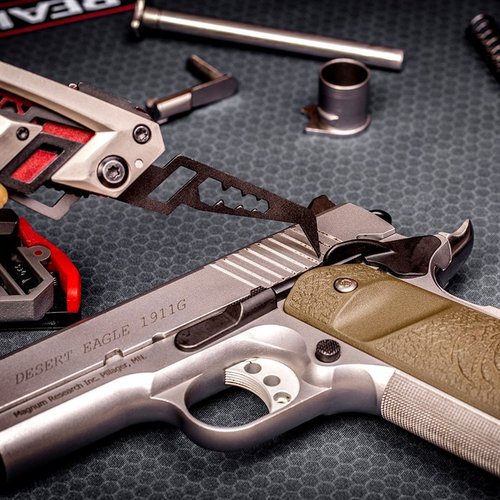 Il GUN TOOL AMP - 1911 di Real Avid è un multitool EDC specifico per 1911, con design trasformabile, strumenti essenziali e custodia compatta per ogni esigenza.