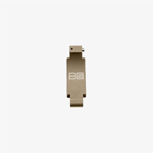 Il B5 Systems Bravo trigger guard è un aggiornamento facile da installare, con un profilo ingrandito per l'uso con guanti in condizioni fredde e funzionalità a ribalta.