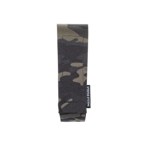 La TKO Pouch è una soluzione di stoccaggio compatta e versatile, realizzata in tessuto Squadron™, con chiusura regolabile e punti di fissaggio per una sicurezza ottimale.