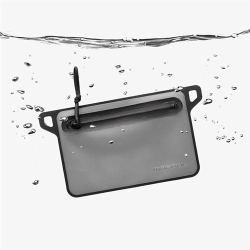 Il DAKA Waterproof Window Pouch di Magpul è impermeabile, con cerniera YKK, finestra traslucida e punti di attacco per moschettoni, ideale per proteggere i tuoi oggetti.