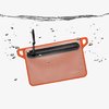 La DAKA Waterproof Window Pouch di Magpul offre una protezione impermeabile al 100%, con cerniere YKK, finestra traslucida e punti di attacco per moschettoni.