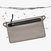 Il DAKA Waterproof Window Pouch di Magpul offre una protezione impermeabile al 100%, cerniere YKK, materiali resistenti e punti di attacco per carabiner, ideale per le tue attrezzature.