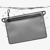 Il DAKA Waterproof Window Pouch offre una protezione impermeabile al 100%, zip YKK facili da usare e finestra traslucida per identificare facilmente il contenuto.