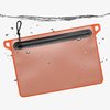 Il DAKA Waterproof Window Pouch di Magpul offre una protezione impermeabile al 100% con zip YKK, materiali resistenti e finestra traslucida per identificare il contenuto.