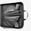 Il DAKA Double Pistol Case offre protezione per le armi, maniglie per il trasporto, scomparti per pistole e caricatori, e materiali resistenti all'acqua.