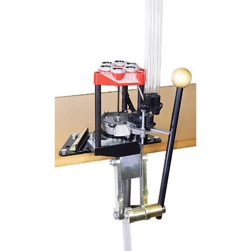 La SIX PACK PRO RELOADING PRESS offre sei stazioni per qualsiasi tipo di dies, indicizzazione automatica semplice e sistema di priming affidabile per ricariche rapide.