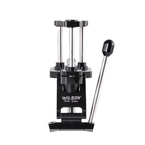 La pressa di ricarica L.E. WILSON offre un design a 3 aste per un allineamento preciso, manico regolabile e accetta la maggior parte dei die da 7/8".