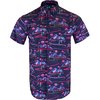 La RETRO RIFLE SHORT SLEEVE BUTTON DOWN SHIRT è leggera e traspirante, realizzata in 97% Polyester e 3% Spandex, perfetta per ogni occasione.