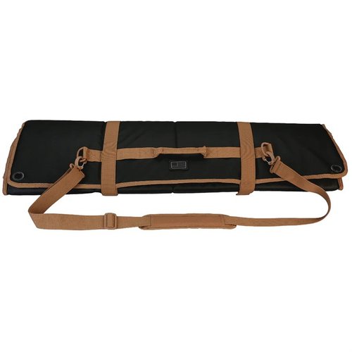 Il TACTICAL COMPETITION SHOOTING MAT offre comfort, resistenza agli agenti atmosferici, grommet robusti per il fissaggio e cuscinetti per gomiti e ginocchia.
