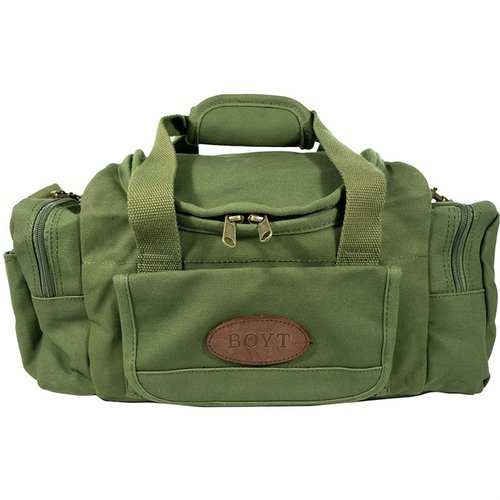 La Borsa per Sporting Clays BOYT HARNESS è realizzata in tela cerata, con apertura a guscio, capacità per 8 scatole di cartucce e tasche accessorie pratiche.