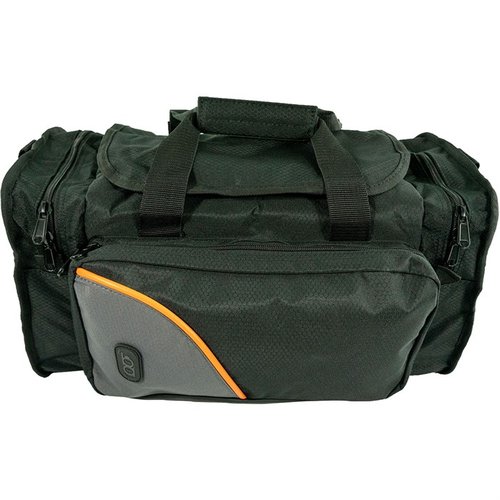 La BOB ALLEN CLUB SERIES RANGE BAG è realizzata in nylon ripstop, con tasche interne imbottite per pistole, scomparti per occhiali e protezioni, e tracolla regolabile.