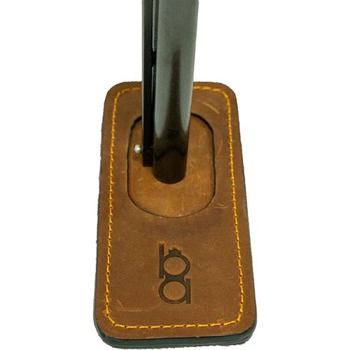 Il MAGNETIC BARREL PROTECTOR di BOB ALLEN protegge la canna della tua arma da umidità e detriti, si attacca magneticamente e ha una robusta costruzione in pelle.