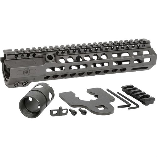 Il COMBAT RAIL HD M-LOK per AR-15 offre rigidità massima, stabilità con il barrel nut 4140, e un design anti-rotazione per un utilizzo estremo.