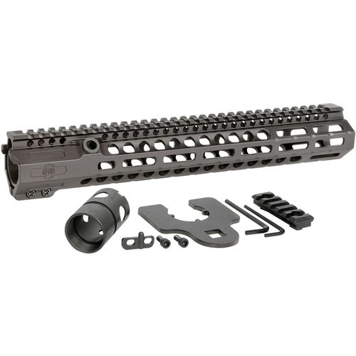 Le COMBAT RAIL HD M-LOK per AR-15 offrono massima rigidità, stabilità, e un design anti-rotazione, con 7 lati M-LOK per accessori versatili.