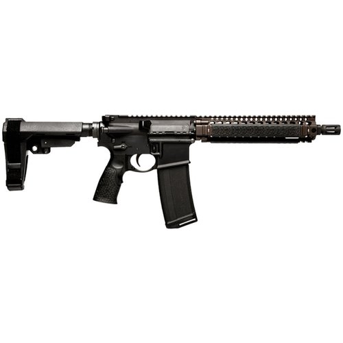 L'AR Pistol MK18 di Daniel Defense offre un design compatto, un sistema di rail picatinny, un calcio stabilizzante SBA3 e un'accuratezza eccezionale per operazioni CQB.