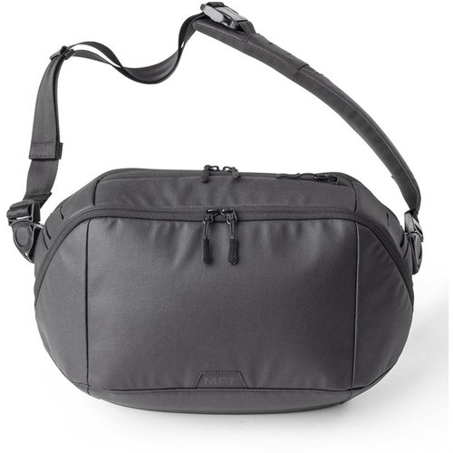 La ACHRO™ 10L EDC SLICK SLING BAG offre un design low-vis, tasca per armi, comfort premium e organizzazione intelligente per ogni tuo spostamento.