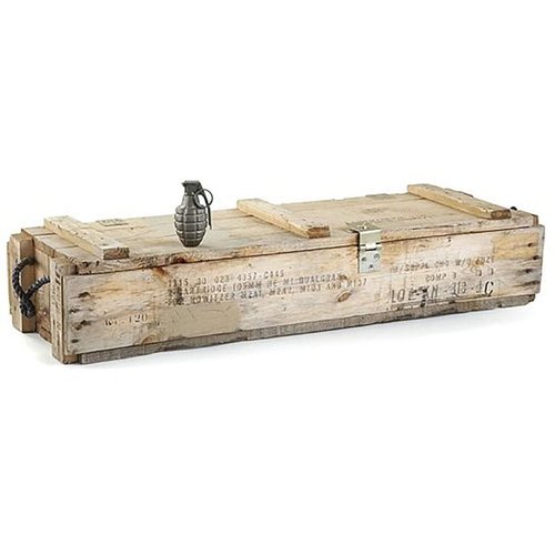 Scopri la scatola di munizioni in legno GI 105MM, un pezzo unico di storia militare, perfetta per collezionisti e per aggiungere un tocco rustico al tuo arredamento.