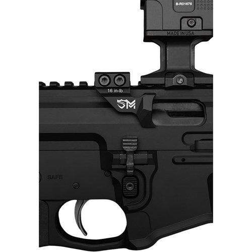 Il Gas Deflector Sentry per Daniel Defense PCC protegge dall'esposizione a gas e detriti, migliorando la sicurezza e il comfort durante il tiro.