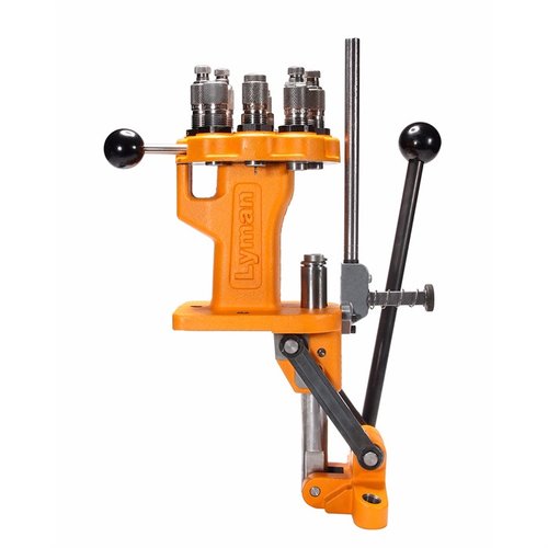 La Lyman Brass Smith 8-Station Turret Press offre una robusta costruzione in ghisa, 8 stazioni per die, un sistema di alimentazione dei primer affidabile e un manico ergonomico.