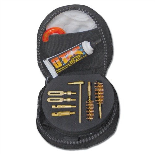 Il 610 Cleaning System pulisce pistole da .22 a .45 calibro senza smontaggio, rimuovendo sporco e residui con facilità grazie ai suoi accessori di alta qualità.