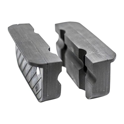 Le VISE SOFT JAWS di OTIS proteggono i fucili AK in morsa, realizzate in gomma antiscivolo, resistenti a olio e solventi, con magneti per una presa sicura.