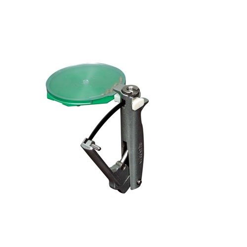 La RCBS Hand Priming Tool è un attrezzo ergonomico in metallo, con un vassoio per 100 primers e un meccanismo di sicurezza brevettato per un uso sicuro.