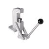 La Sinclair 7/8-14 Benchrest Press offre un design portatile, inclinazione di 10 gradi per l'inserimento facile delle cartucce e un'uscita per i primer che mantiene pulito il meccanismo.