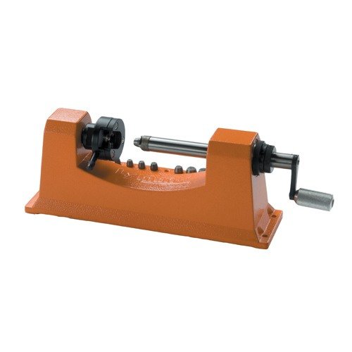 Il LYMAN UNIVERSAL CARBIDE CASE TRIMMER offre precisione e durata, con testa di taglio in carburo, adatta per tutti i calibri da .17 a .458 senza collets.