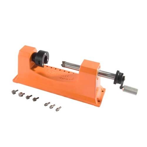 Il Lyman Universal Trimmer con 9 Pilot Multi-Pak offre precisione e versatilità per il rifornimento delle munizioni, adattandosi a diverse esigenze di ricarica.