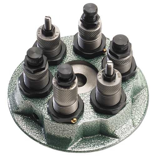 La TURRET PRESS RCBS semplifica il ricaricamento, offre modalità singola o progressiva, struttura in ghisa resistente e testa turrettata per cambi rapidi.