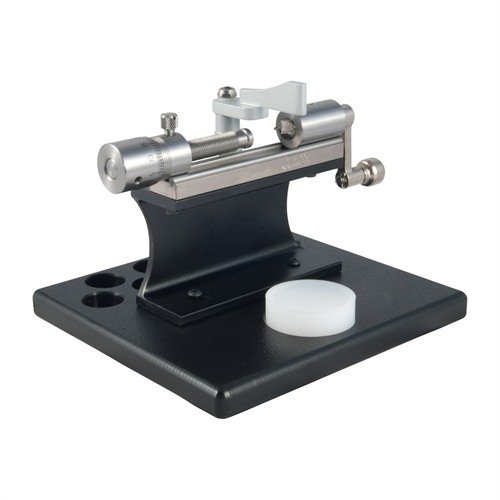 Il kit L.E. Wilson Stainless Micro Trimmer offre una trimmatura precisa con micrometro, piattaforma per 9 porta-casse e allineamento perfetto per ogni caso.