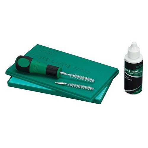 Il CASE LUBE KIT di RCBS offre un modo semplice per pulire e lubrificare i bossoli per il resizing, completo di Case Lube Pad 2 e spazzole intercambiabili per calibri .22 a .30.