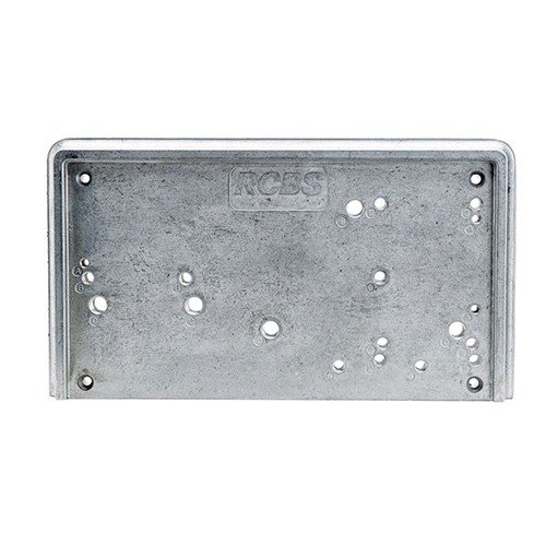 Risparmia tempo e spazio con la Base Plate-3 RCBS, facile da montare su qualsiasi superficie e con fori pre-filettati per attrezzature di ricarica.
