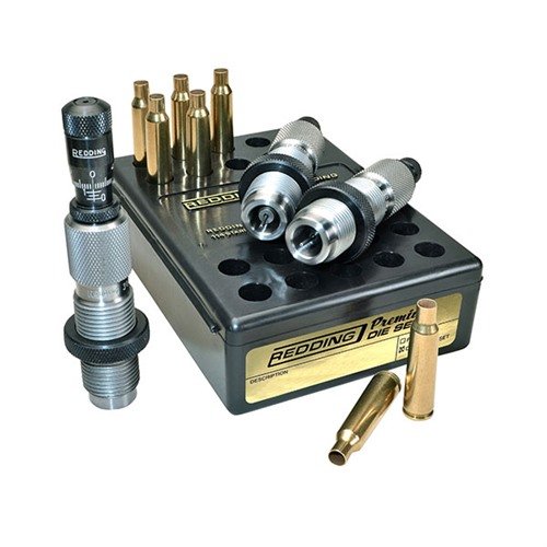 Il set di die PREMIUM DELUXE Redding per il 223 Remington offre precisione superiore con un Carbide Size button e un Bullet Micrometer Seating Die per regolazioni precise.