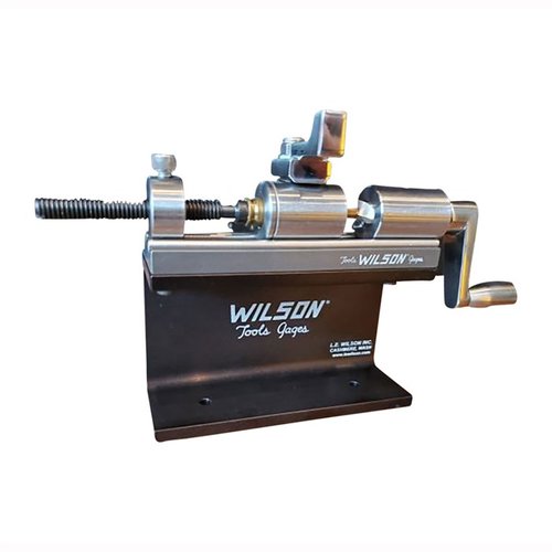 Il kit Wilson Case Trimmer include supporto e morsetto, per la rifilatura di casi da .17 a .45 calibro, con finitura in acciaio inossidabile e ossido nero.