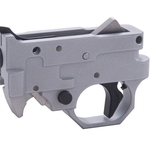 Il RUGER® 10/22® TRIGGER GUARD 2000 offre un housing in alluminio CNC per un pull di grilletto preciso e consistente, con parti pre-fissate e pronte all'uso.