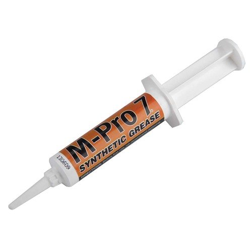 Il M-Pro7 Synthetic Grease è estremamente resistente all'acqua, previene ruggine e corrosione, e offre una lunga durata in condizioni estreme per armi e attrezzi.