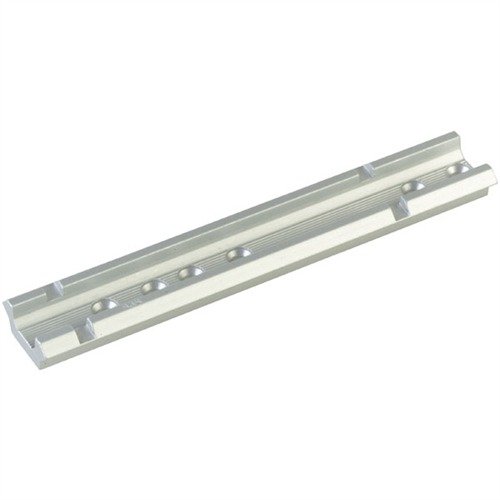 Le basi in alluminio leggero di WEAVER si adattano a fucili, fucili a pompa e pistole, disponibili in set o pezzi singoli per una vasta gamma di modelli.