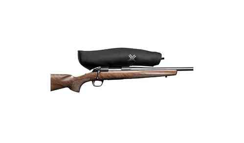La copertura Sure Fit Riflescope X-Large di VORTEX offre una protezione eccellente per il tuo mirino, garantendo durata e resistenza agli agenti atmosferici.