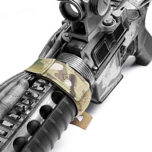Il SLING Keeper di BLACKFOLIUM offre una soluzione compatta per stivare la sling, garantendo un maneggio sicuro e prevenendo incagli. Adatto a paramani e calci da 15 a 23 cm.